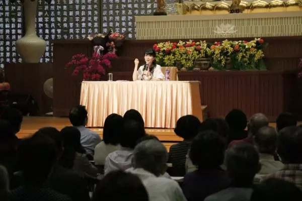 「專輯銷量」與張學友和周杰倫齊名!親友相繼離世她毅然隱退過著「佛修生活」, 今又被前夫指出軌女助理…