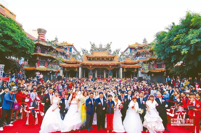 「大甲媽祖」嫁女兒!百萬名車載送99對新人,接受鎮瀾宮「媽祖福證」,「12項好禮」還加碼送!