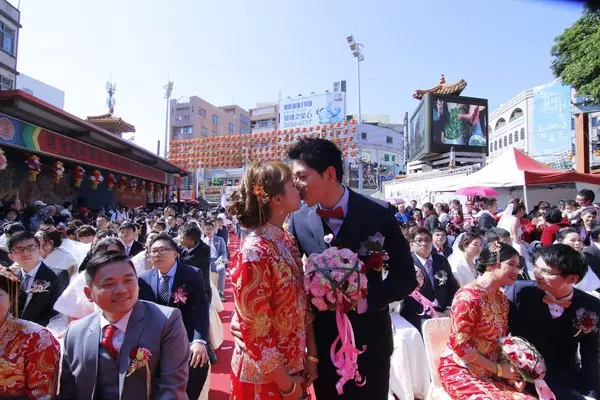 「大甲媽祖」嫁女兒!百萬名車載送99對新人,接受鎮瀾宮「媽祖福證」,「12項好禮」還加碼送!