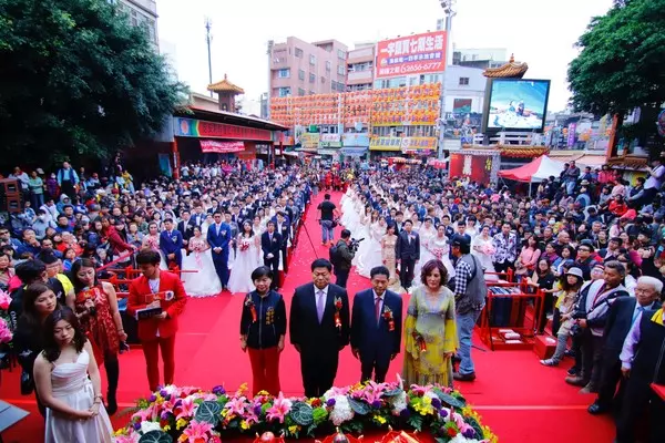 「大甲媽祖」嫁女兒!百萬名車載送99對新人,接受鎮瀾宮「媽祖福證」,「12項好禮」還加碼送!