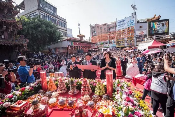 「大甲媽祖」嫁女兒!百萬名車載送99對新人,接受鎮瀾宮「媽祖福證」,「12項好禮」還加碼送!
