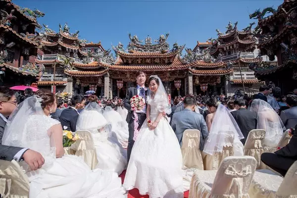 「大甲媽祖」嫁女兒!百萬名車載送99對新人,接受鎮瀾宮「媽祖福證」,「12項好禮」還加碼送!