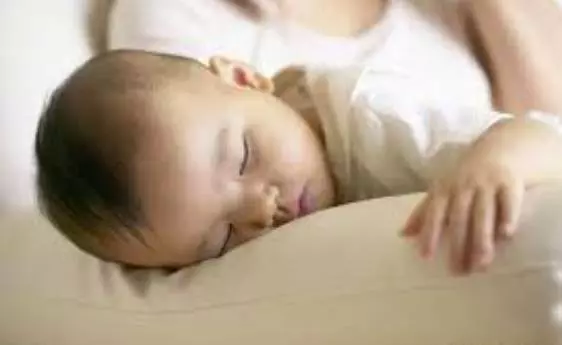 睡覺突然「抖一下」或是「夢裏踩空」秒驚醒!醫生解釋:不是在作夢!
