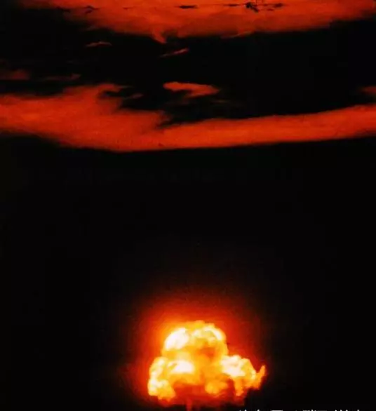 原子彈爆炸時,跳進水裡能保住性命嗎?日本人用親身體驗揭開謎底