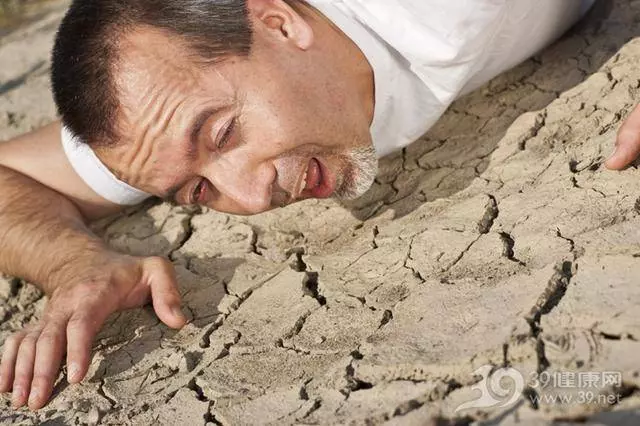 注意!身上出現這幾個癥狀,證明你「血糖」太高了!尤其是你的「尿液」變成這樣,容易發展成「尿毒症了」!