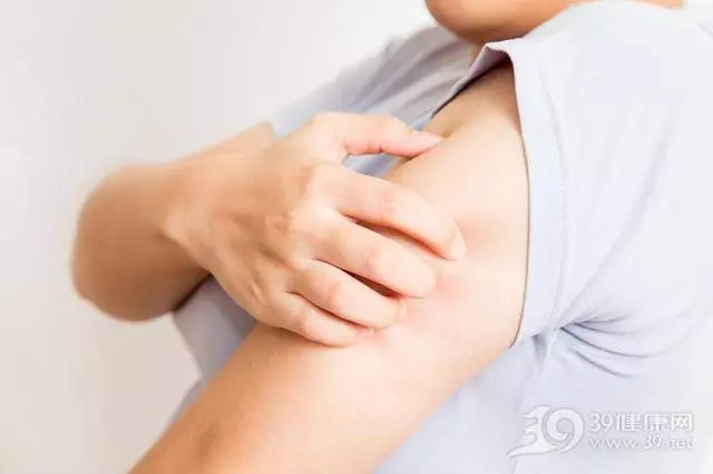 注意!身上出現這幾個癥狀,證明你「血糖」太高了!尤其是你的「尿液」變成這樣,容易發展成「尿毒症了」!