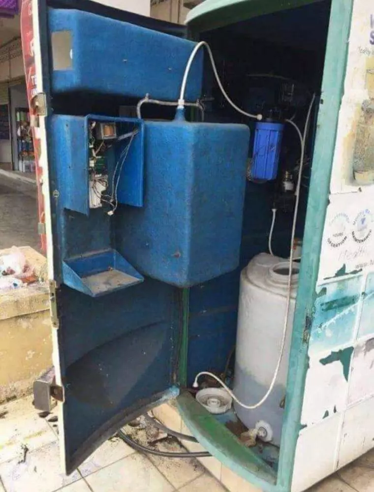 投錢裝水的公共飲水機一打開竟然如此骯髒!網友:哇佬~比kopi o還要o!