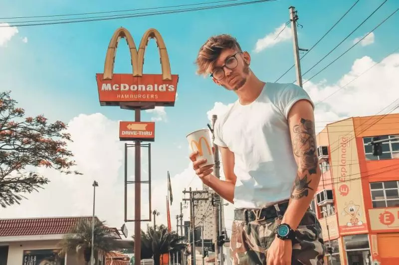 McDonald's豪砸RM300K推出超絕廣告超吸睛!網友抨擊薯條黑風洞冒犯印裔族群!