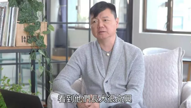 艾威人生低潮花盡積蓄為妻治病 經濟困難仍堅持助養28位兒童!