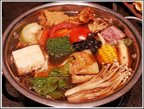 【台中】隱藏在巷弄的特色鍋物~隱鍋,果香蔬食鍋&麻油素菇鍋