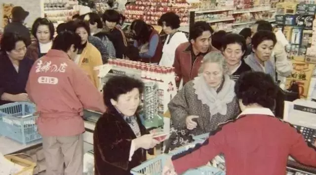 80歲老夫妻開了一家超商,年賺7.8億,35年前就玩起了「大數據」!