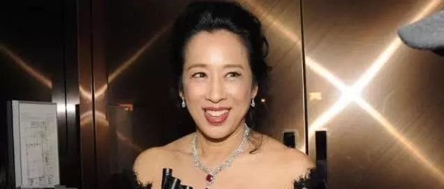 前跳水女王三胎後首次現身,本想艷壓群芳,但是媽媽一出現就輸了
