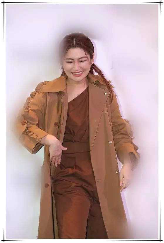 Selina厲害了!臉胖一圈卻美出天際,戀愛中的女人果然最美膩!