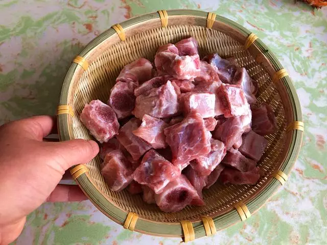 無論燉排骨還是燉雞,萬萬別焯水,這樣做血水自動跑出來更鮮嫩