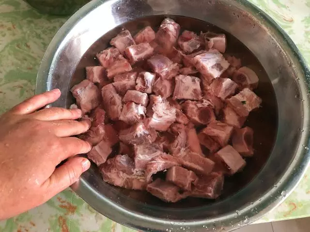 無論燉排骨還是燉雞,萬萬別焯水,這樣做血水自動跑出來更鮮嫩