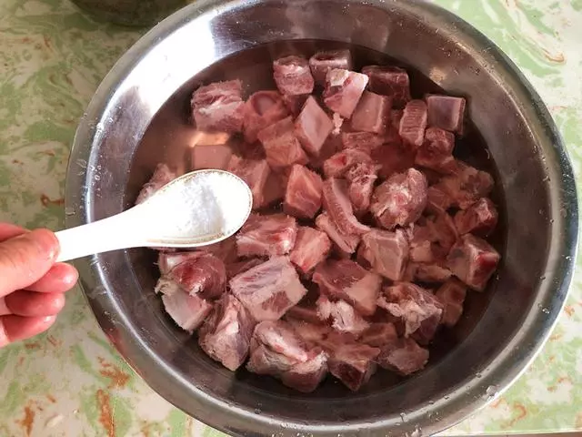 無論燉排骨還是燉雞,萬萬別焯水,這樣做血水自動跑出來更鮮嫩