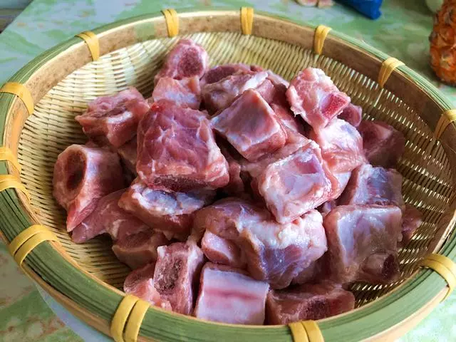 無論燉排骨還是燉雞,萬萬別焯水,這樣做血水自動跑出來更鮮嫩