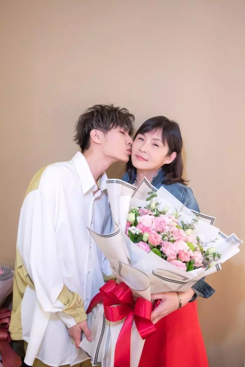 盛世美顏❤炎亞綸超正美魔女媽媽曝光!凍齡模樣讓眾人驚艷!網民:吃了防腐劑~