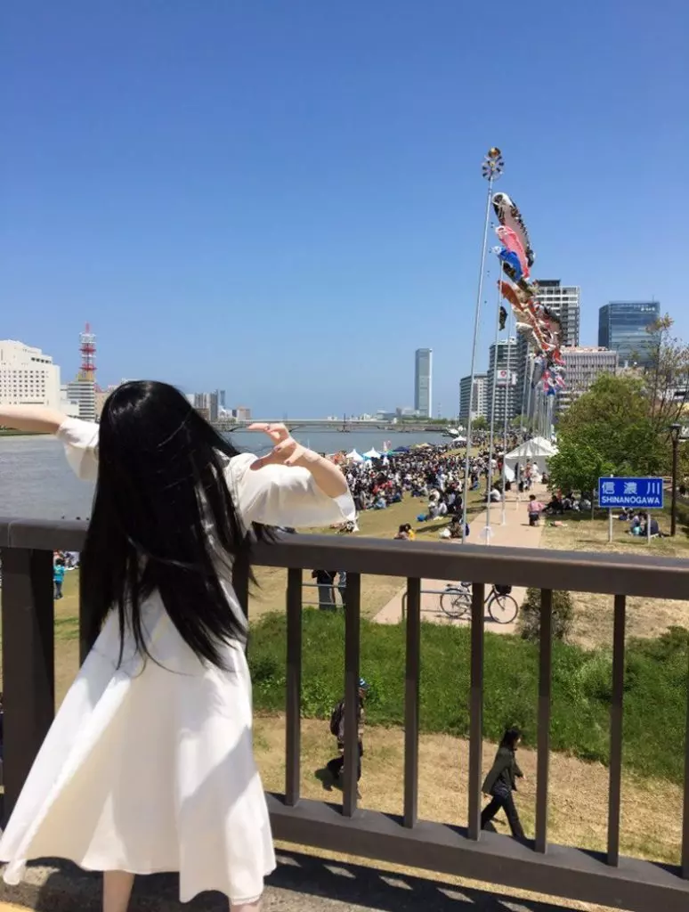 不爬電視了!經典恐怖女主『貞子』變陽光美少女? 狂Po旅遊美食照,還去剪頭髮!?