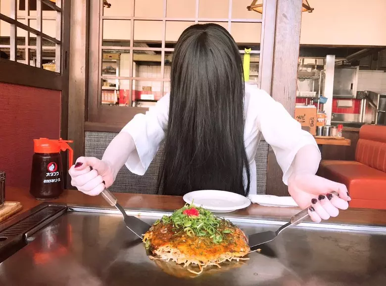 不爬電視了!經典恐怖女主『貞子』變陽光美少女? 狂Po旅遊美食照,還去剪頭髮!?
