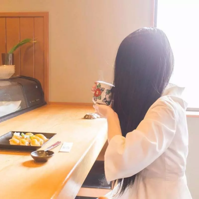 不爬電視了!經典恐怖女主『貞子』變陽光美少女? 狂Po旅遊美食照,還去剪頭髮!?
