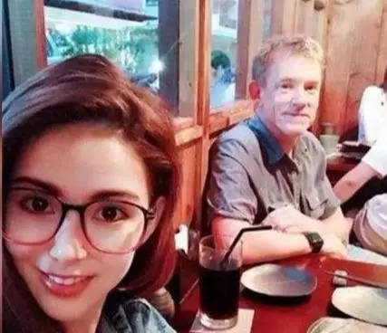 昆凌帶周杰倫回娘家,本以為岳父已經夠帥了,看到她弟弟後不淡定了!