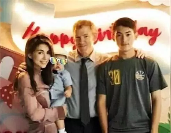 昆凌帶周杰倫回娘家,本以為岳父已經夠帥了,看到她弟弟後不淡定了!