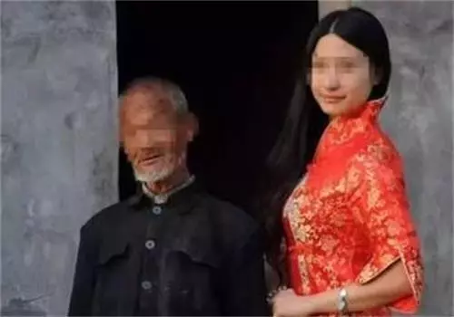 女子被迫嫁給50歲大叔,新婚夜大叔洗澡後,女子樂了!
