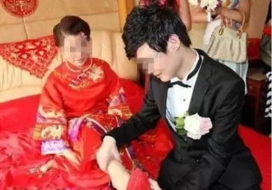 女子被迫嫁給50歲大叔,新婚夜大叔洗澡後,女子樂了!