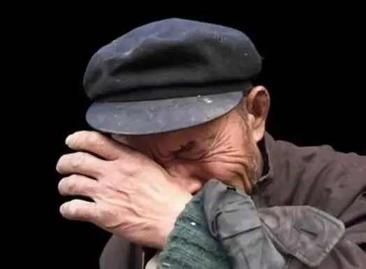 老人過壽,買單時子女「裝醉」,養子主動結賬,前台一句話,全家蒙了!