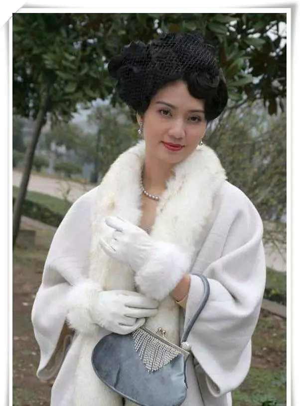洪欣「香腸嘴」是缺陷?和20歲網紅同場比美,網友:嘴幫了大忙