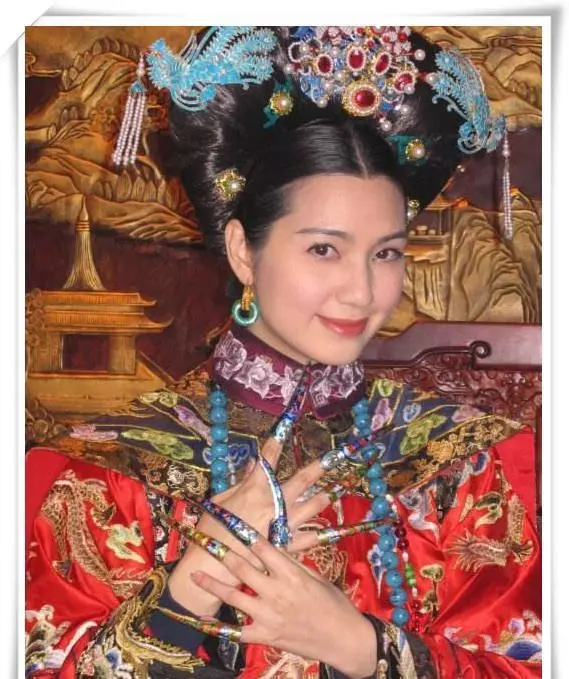 洪欣「香腸嘴」是缺陷?和20歲網紅同場比美,網友:嘴幫了大忙