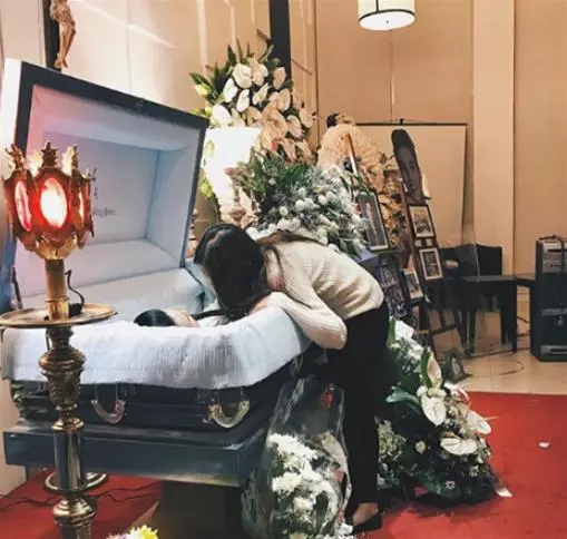 【最遠的異地戀】男友逝世1年多,華裔美女依然每天上傳合照「我永遠擁有你的愛」