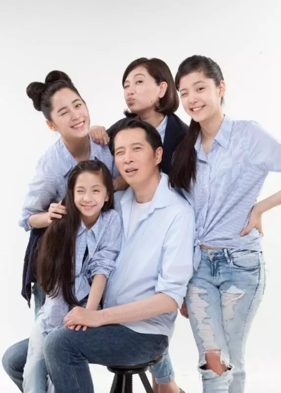 星2代「歐陽娣娣」長大了!年僅13歲「美到翻」照片曝光!網友驚呼:比2個姊姊還美!