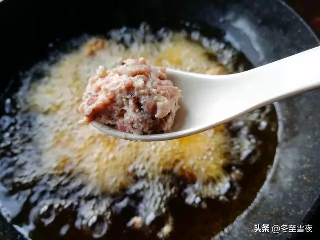 用豆腐炸丸子,教你這樣搭配,外焦香里鮮嫩,一口一個吃著香