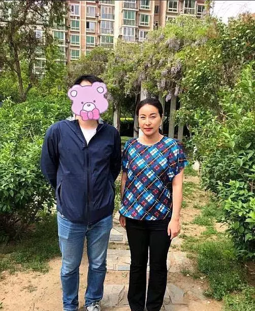 郭晶晶首塗紅唇穿西裝出席活動,氣質驚艷全場,曾說她土氣太打臉!
