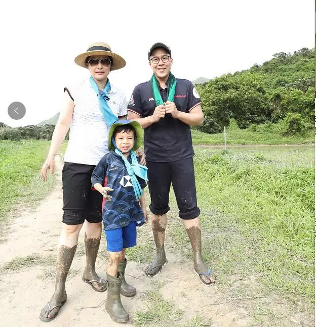 郭晶晶首塗紅唇穿西裝出席活動,氣質驚艷全場,曾說她土氣太打臉!