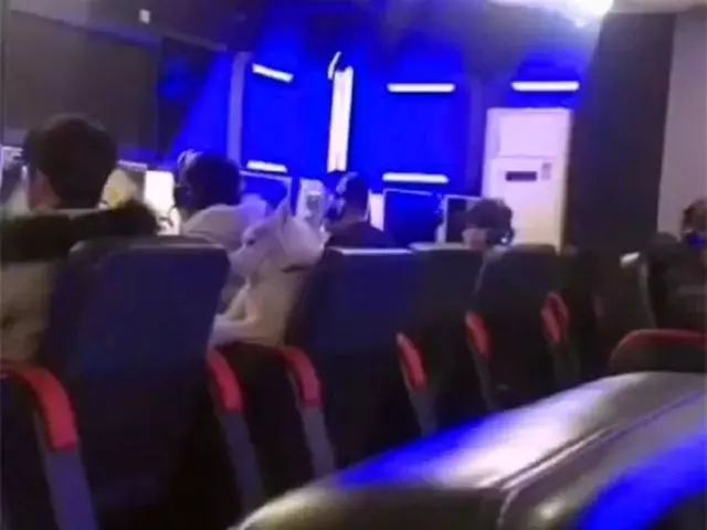 二哈跟著男主人一起出門遛彎,意外被帶進了網吧,被迫成為狗靠墊