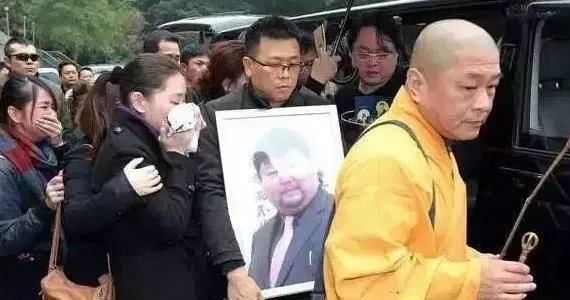 台灣重量級藝人的妻子「婚後成為家庭主婦」,老公不幸走後「連飯都吃不飽」:女人,你一定要經濟獨立!