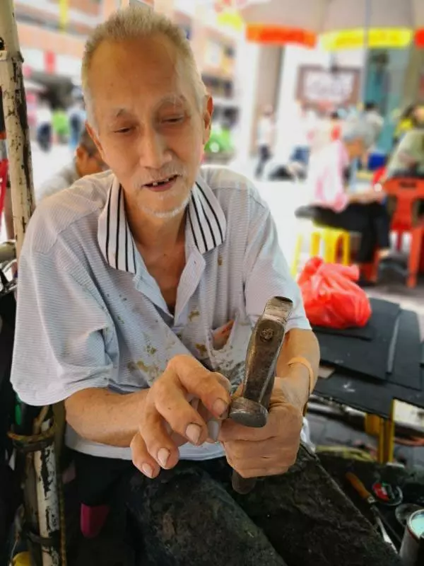 【新加坡】 68歲阿花中風昏迷一年 73歲阿福不離不棄照顧她 !