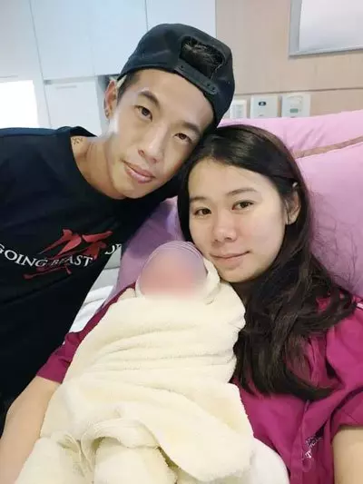 【新加坡】 美少婦商場外產女 10名公眾高舉橫幅當「臨時產房」, 老公臨急接生 !