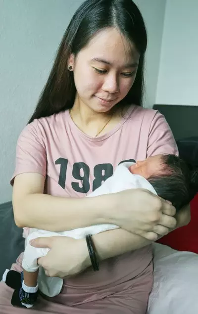 【新加坡】 美少婦商場外產女 10名公眾高舉橫幅當「臨時產房」, 老公臨急接生 !