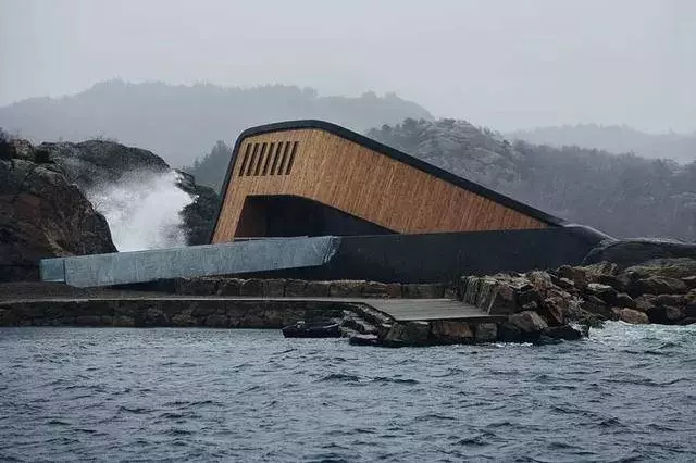 世界上「最大的水下餐廳」:3000元一餐,7000人排隊,主廚卻給客人吃這些...