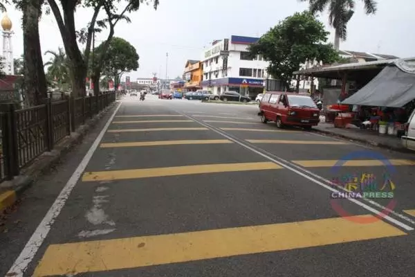 【視頻】 突然遠遠跑跳上轎車引擎蓋 新山出現「碰瓷黨」!