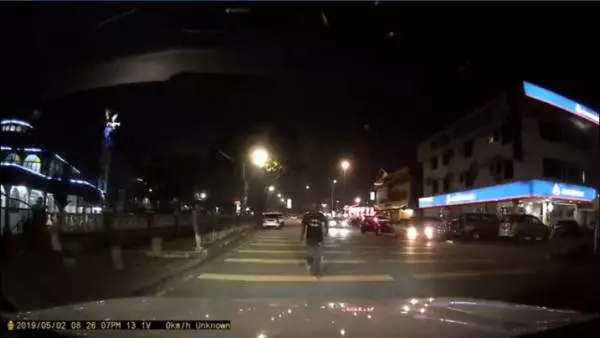 【視頻】 突然遠遠跑跳上轎車引擎蓋 新山出現「碰瓷黨」!
