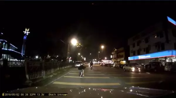 【視頻】 突然遠遠跑跳上轎車引擎蓋 新山出現「碰瓷黨」!