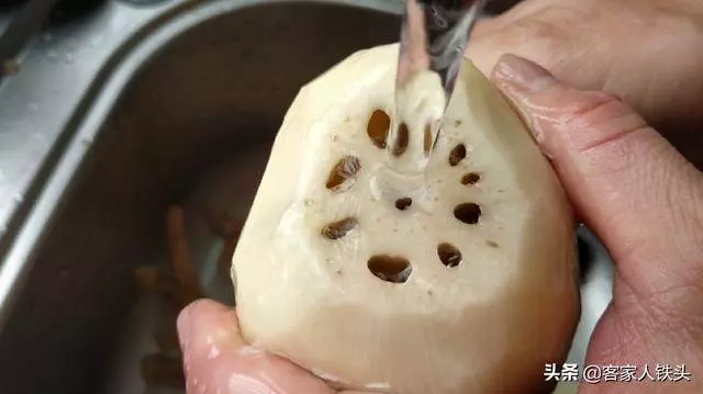 蓮藕最營養好吃的做法,簡單味美湯汁鮮甜,一次做一鍋不夠吃,香!快來試一試~
