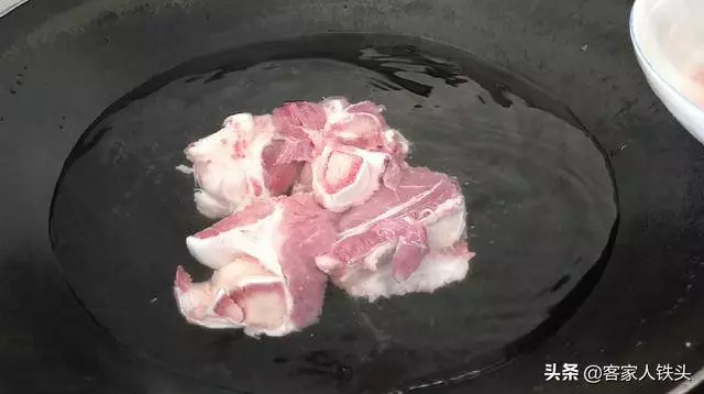 蓮藕最營養好吃的做法,簡單味美湯汁鮮甜,一次做一鍋不夠吃,香!快來試一試~