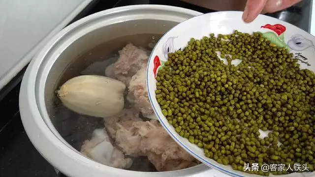 蓮藕最營養好吃的做法,簡單味美湯汁鮮甜,一次做一鍋不夠吃,香!快來試一試~
