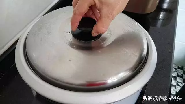蓮藕最營養好吃的做法,簡單味美湯汁鮮甜,一次做一鍋不夠吃,香!快來試一試~